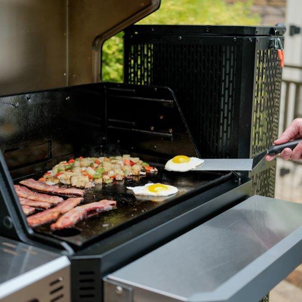 Masterbuilt Gravity Series® 800 Digital Charcoal Grill + Smoker Griddl